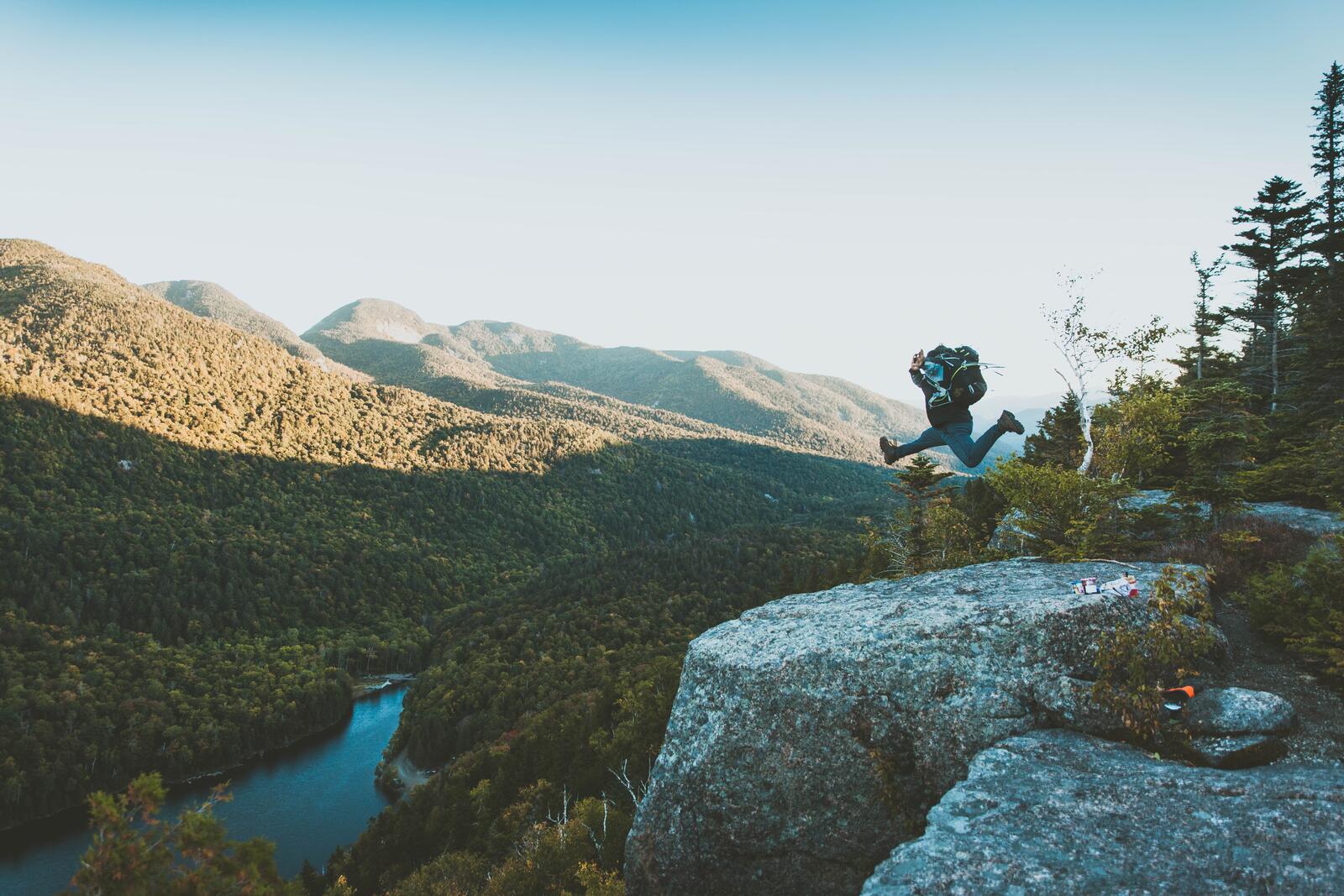 Бесплатное фото Селфи с прыжком на обрыве горы