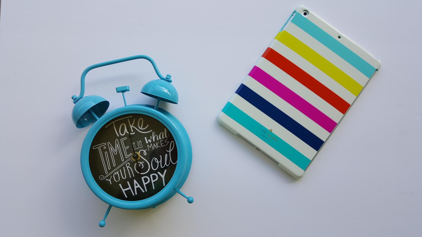 Free photo Unusual blue alarm clock with color tablet