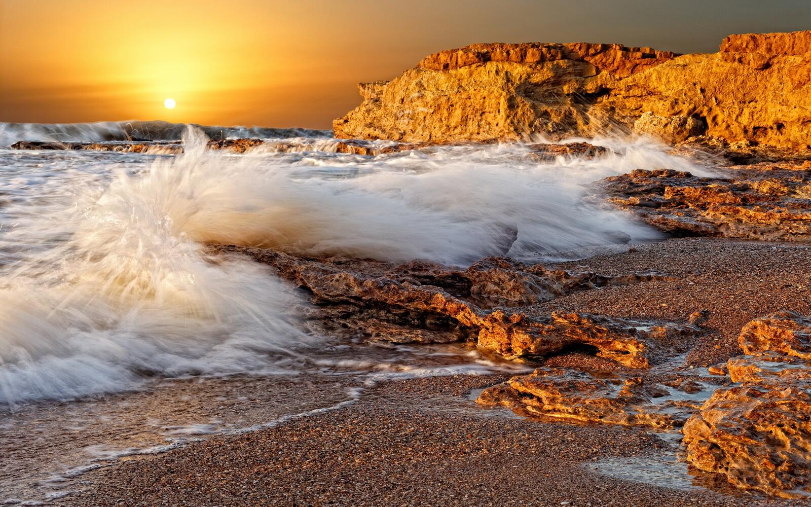 Бесплатное фото Сильные волны на берегу моря на закате