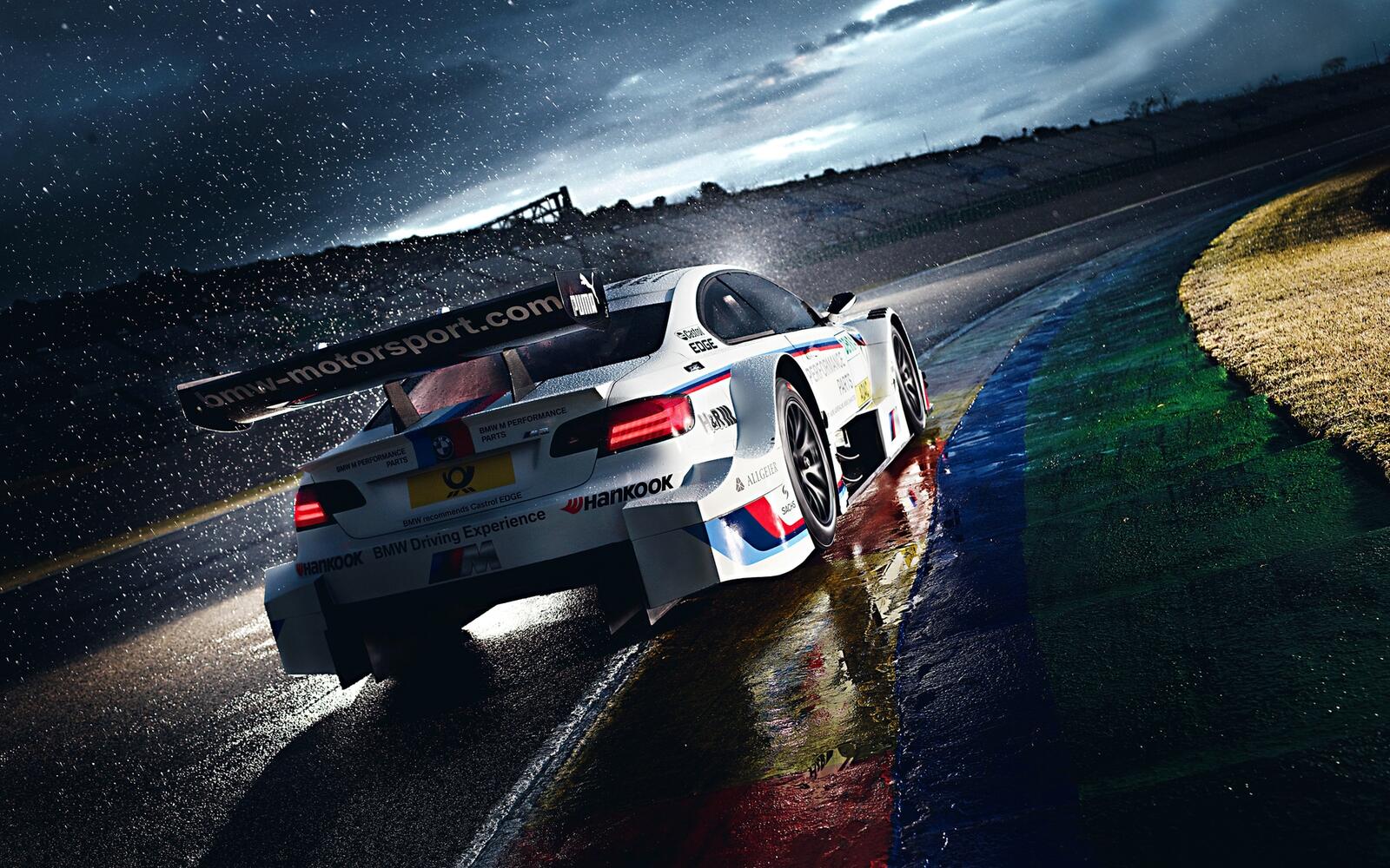 Free photo Bmw m3 on a sports track in rainy weather