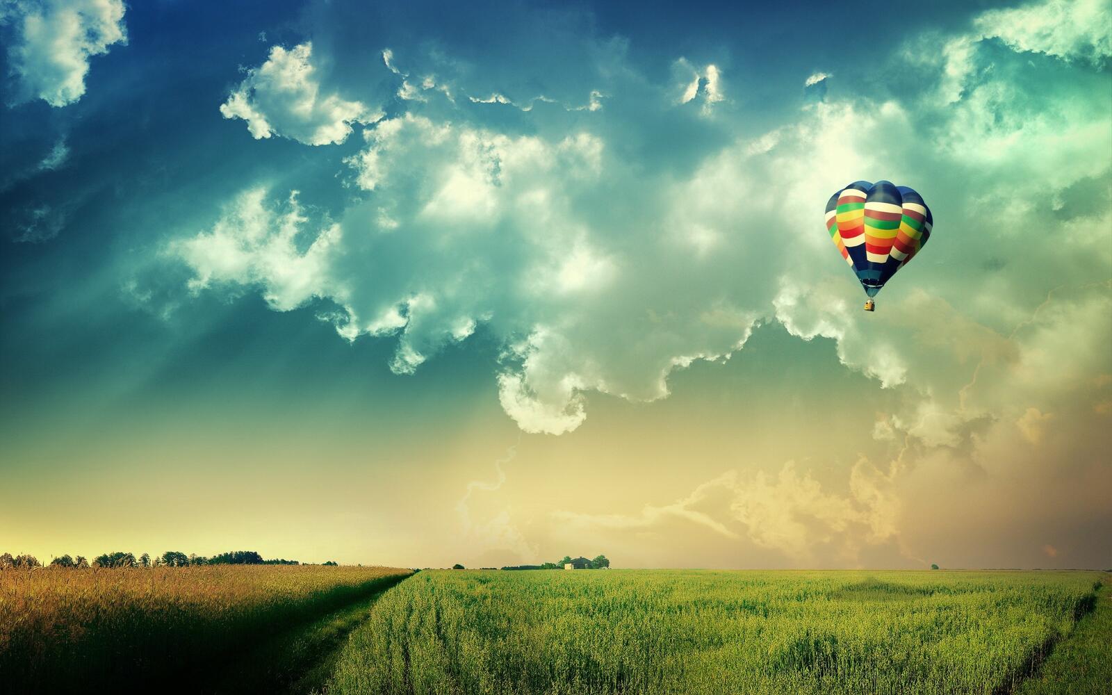 Бесплатное фото Воздушный шар летит в облаках