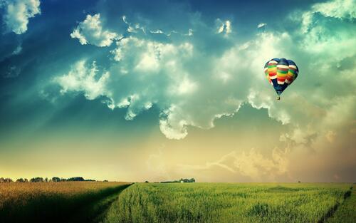 Воздушный шар летит в облаках