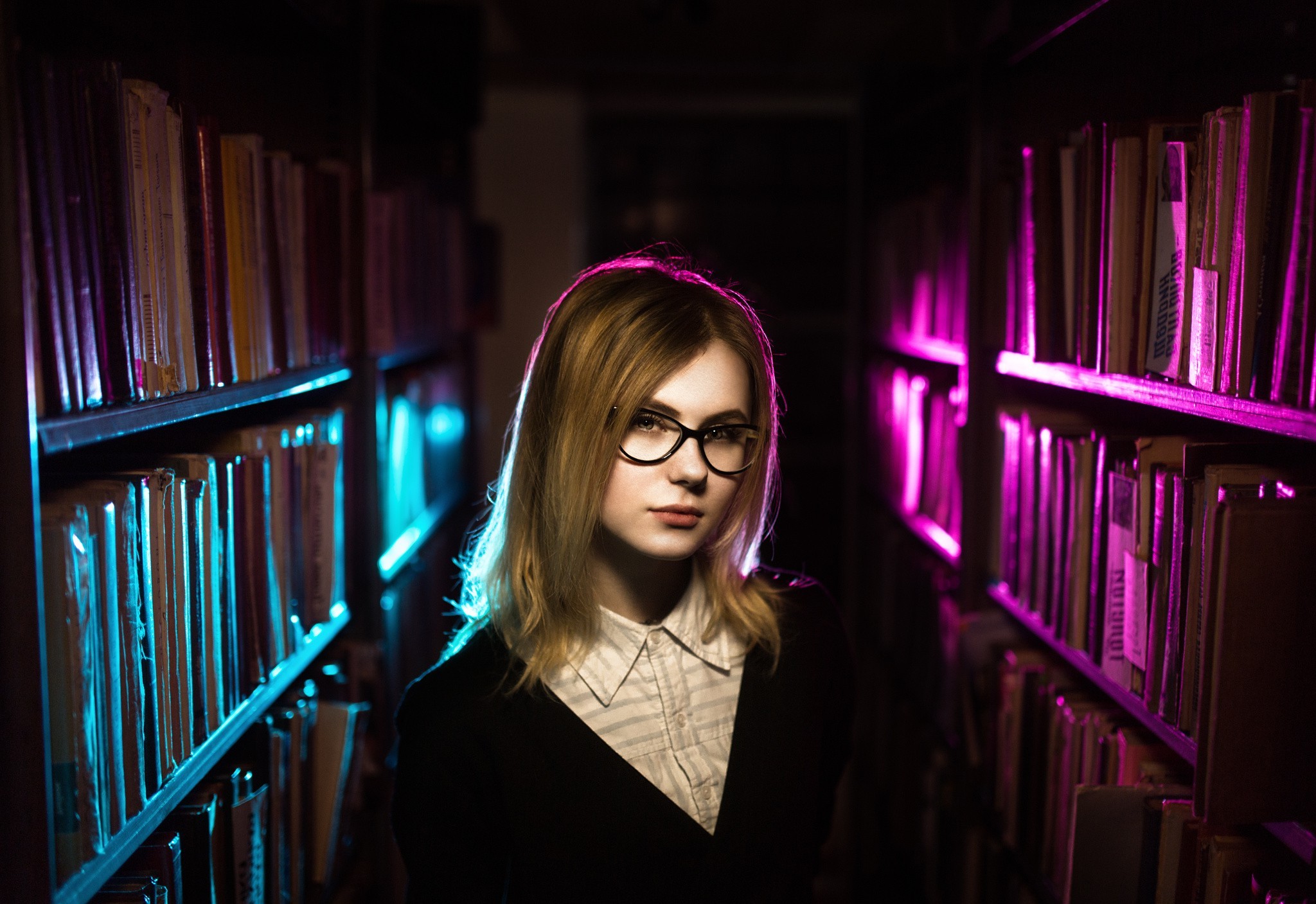 Wallpapers glasses library women on the desktop