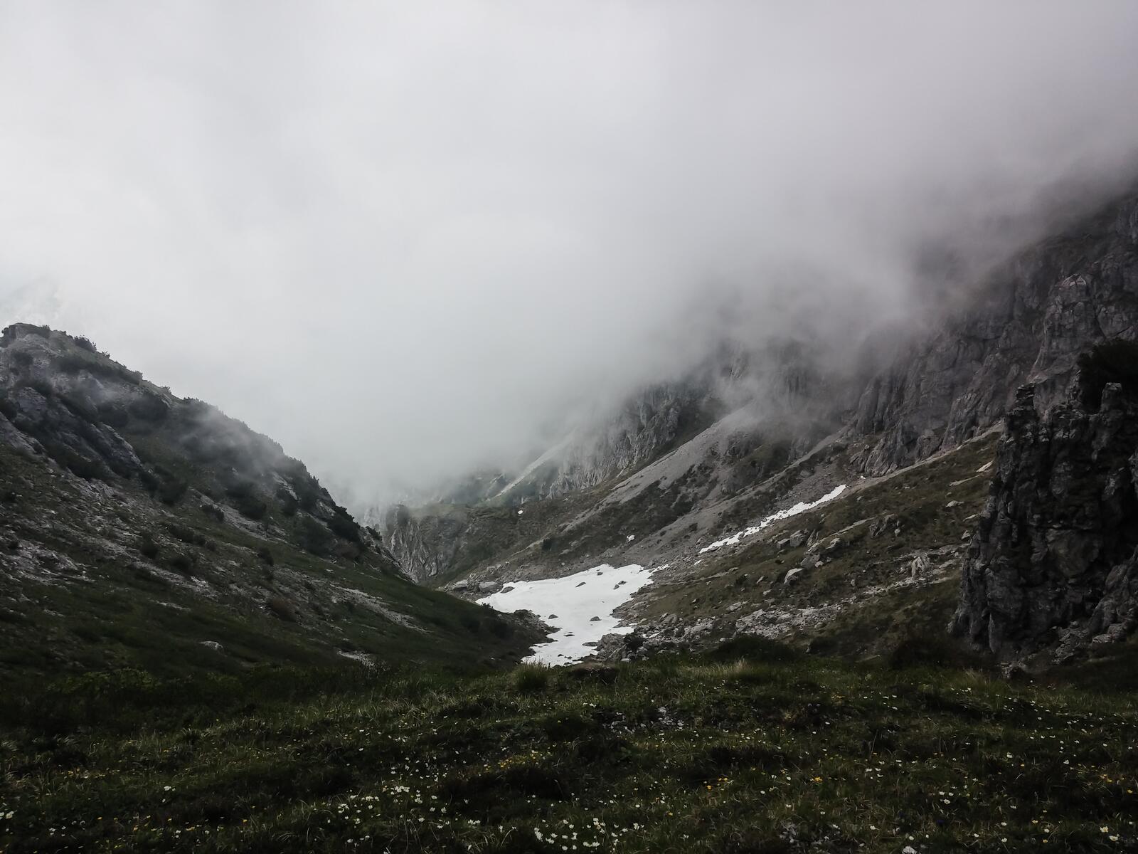 Мрачная погода в горах с туманом