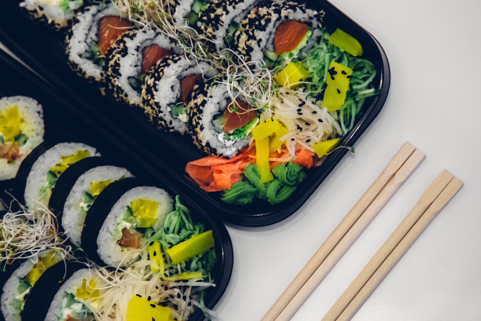 Free photo Sushi rolls on two plates