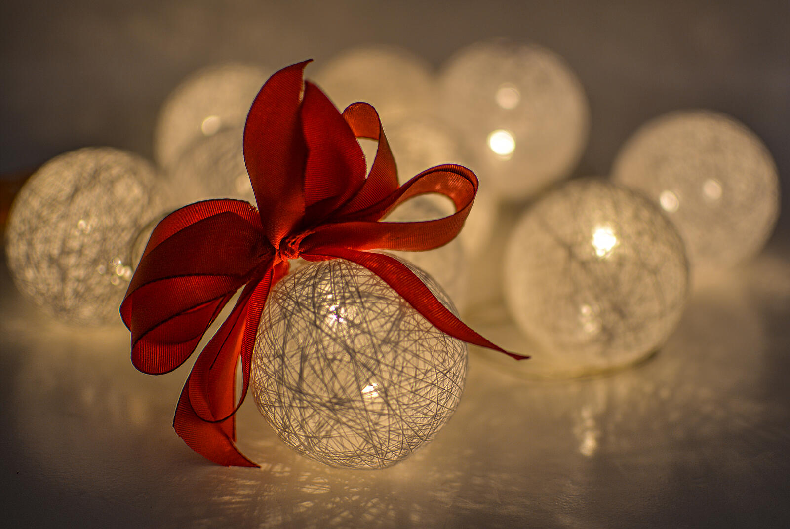 Бесплатное фото Светящиеся новогодние шарики