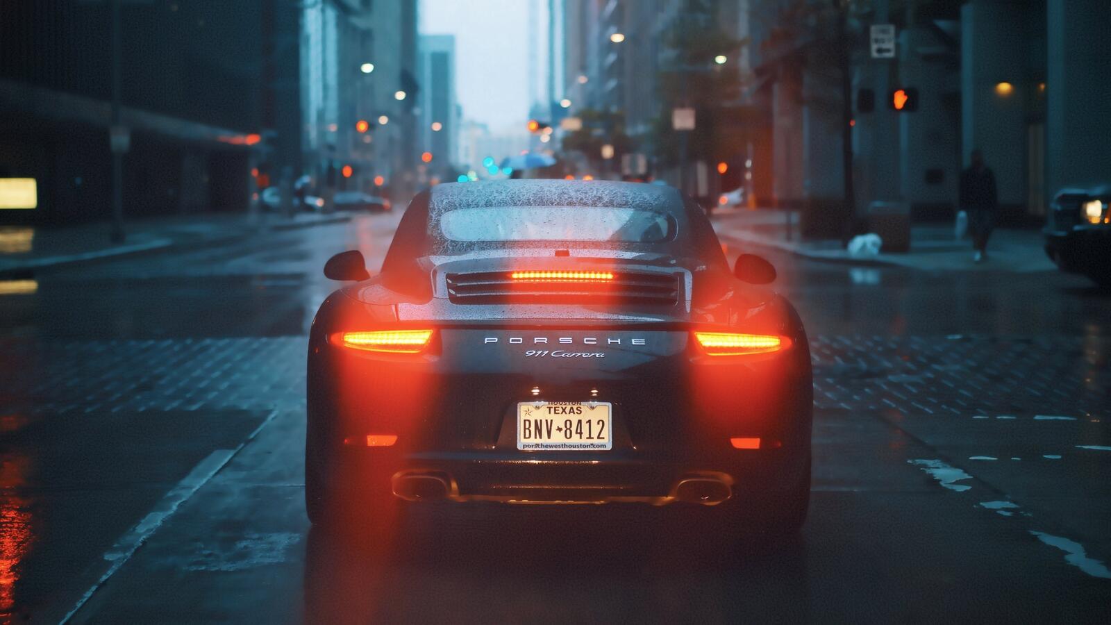 Free photo A Porsche 911 on a rainy street