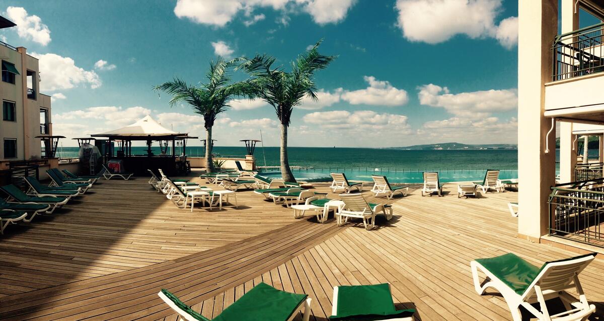 Гостиница прямо на берегу моря с пальмами