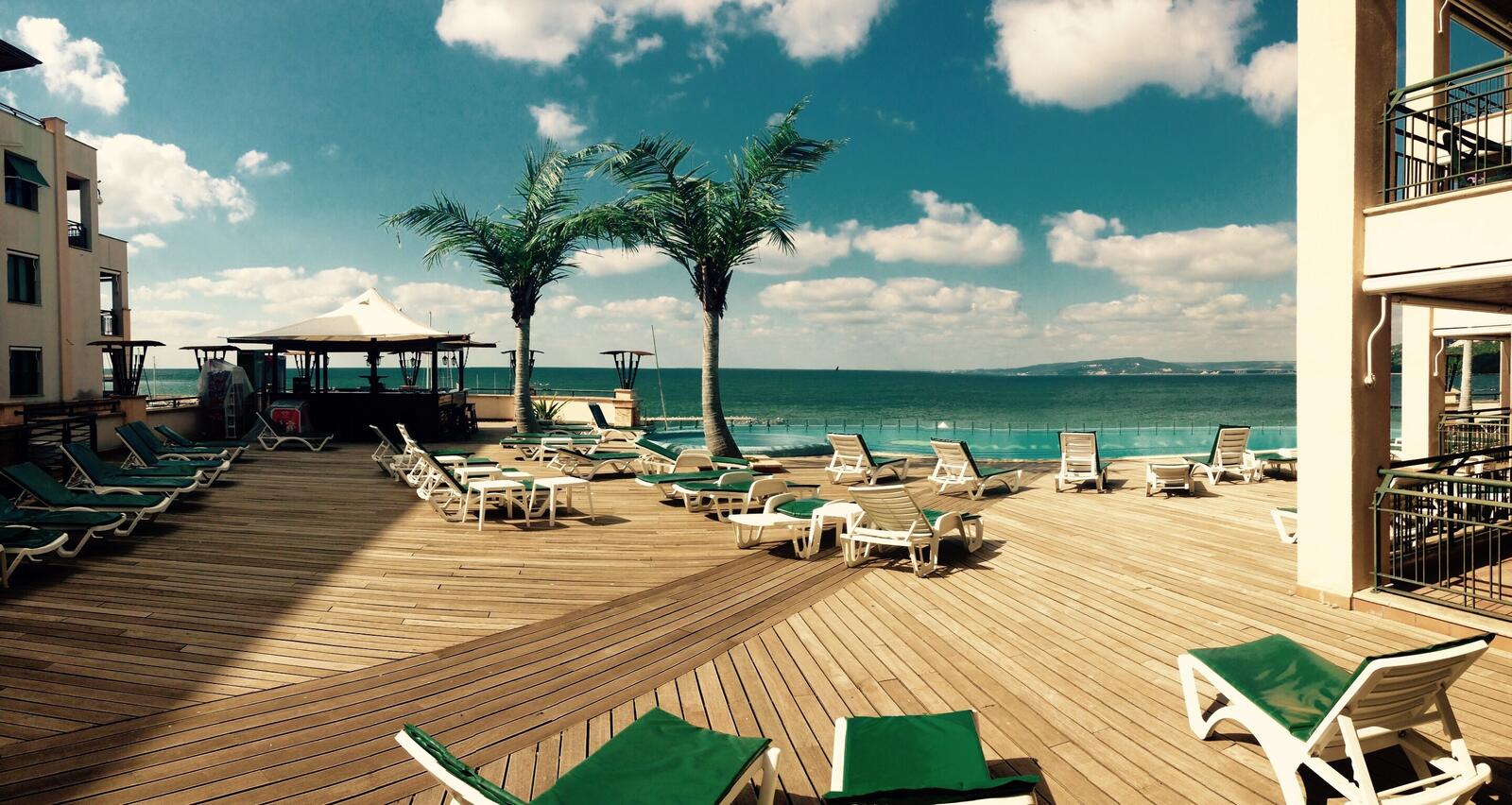 Бесплатное фото Гостиница прямо на берегу моря с пальмами