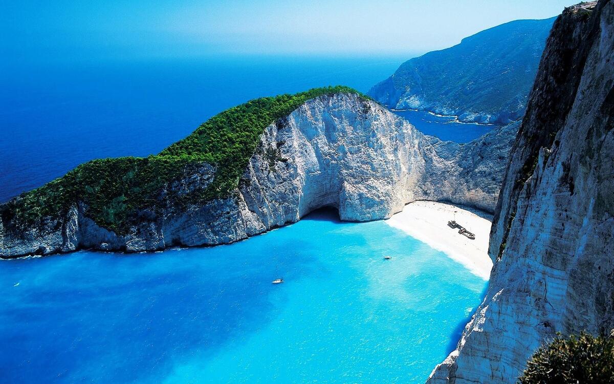 Пляж с белым песком в Греции