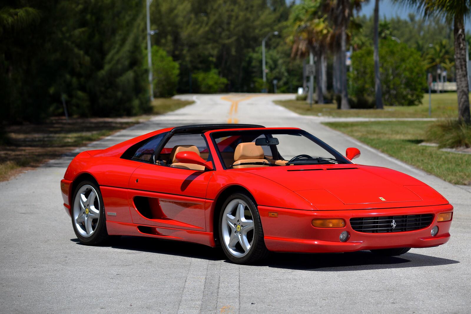 Бесплатное фото Ferrari gts f355 convertible в красном цвете