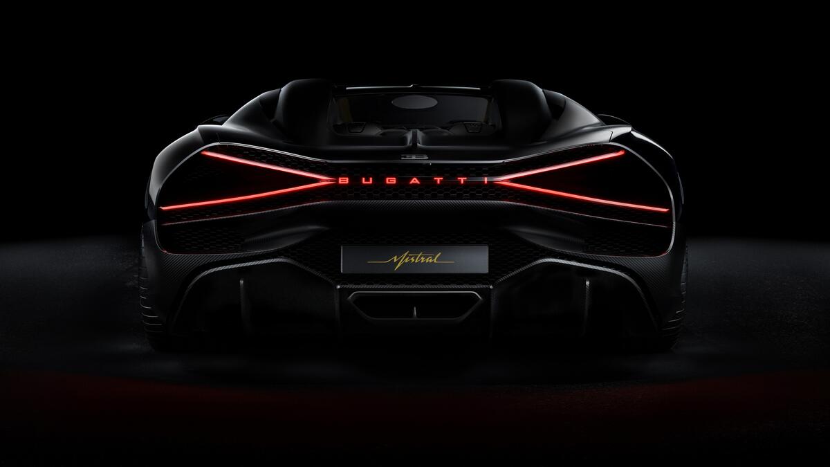 Задняя оптика Bugatti W16 Mistral 2024 года в темном помещении