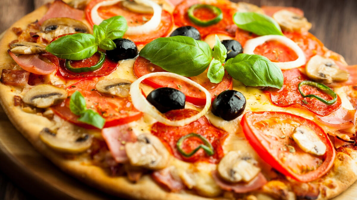 Пицца с овощами и оливками