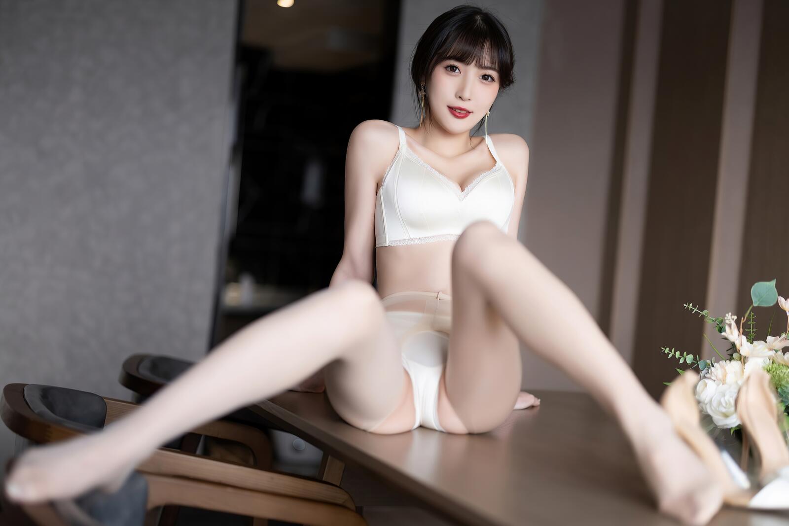 Бесплатное фото Фотомодель Линь Син Лань в нижнем белье на столе раздвинула ножки