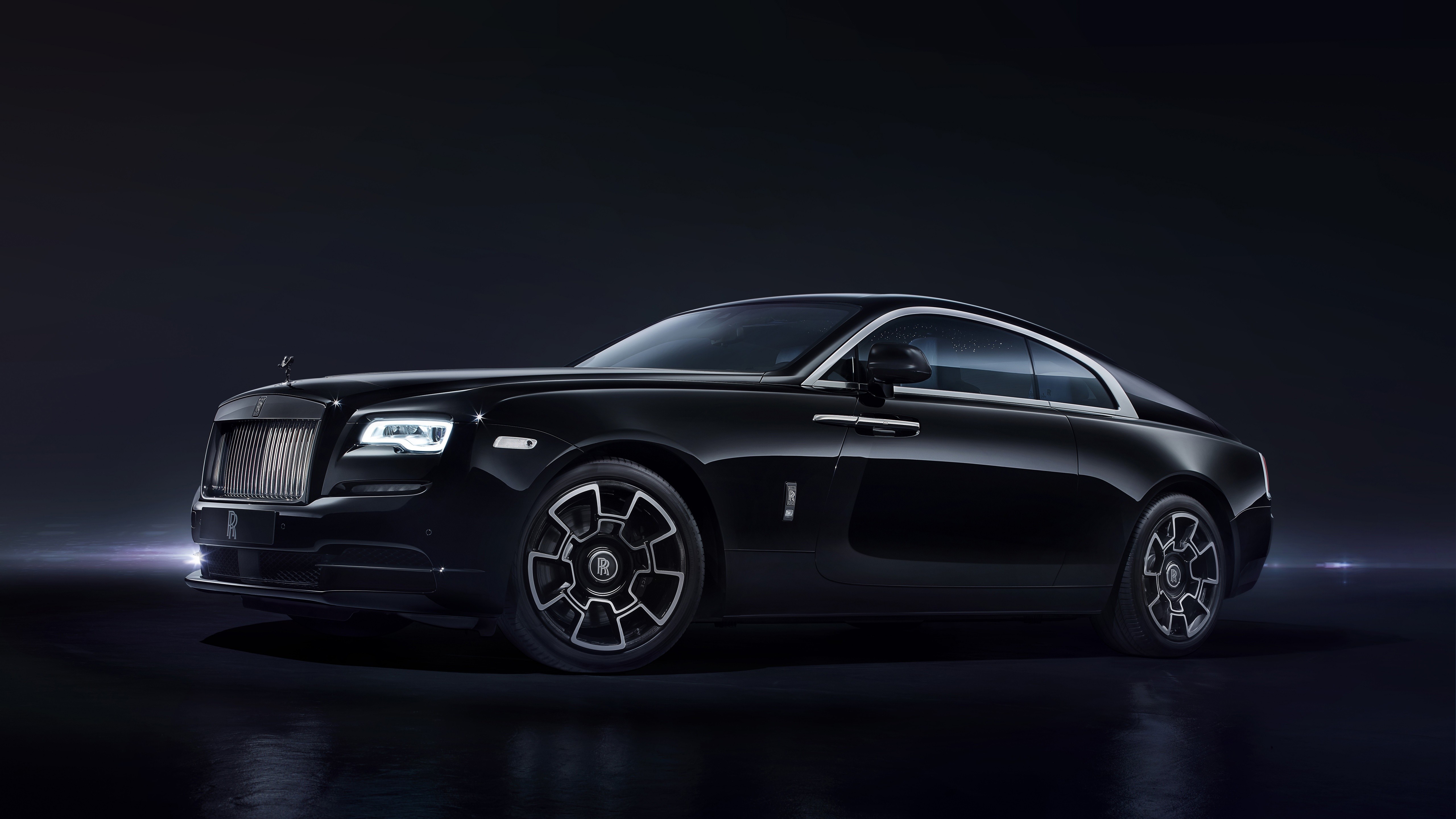 Бесплатное фото Rolls Royce Wraith в темном помещении