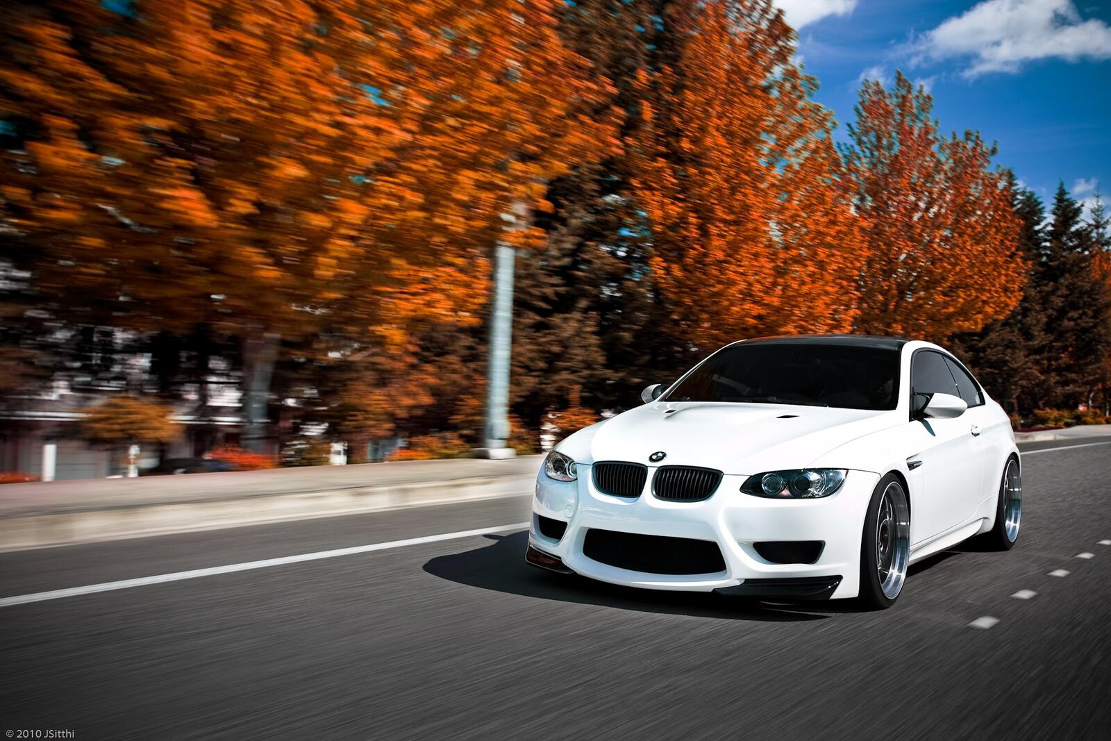 Free photo The snow-white BMW 3 in the fall