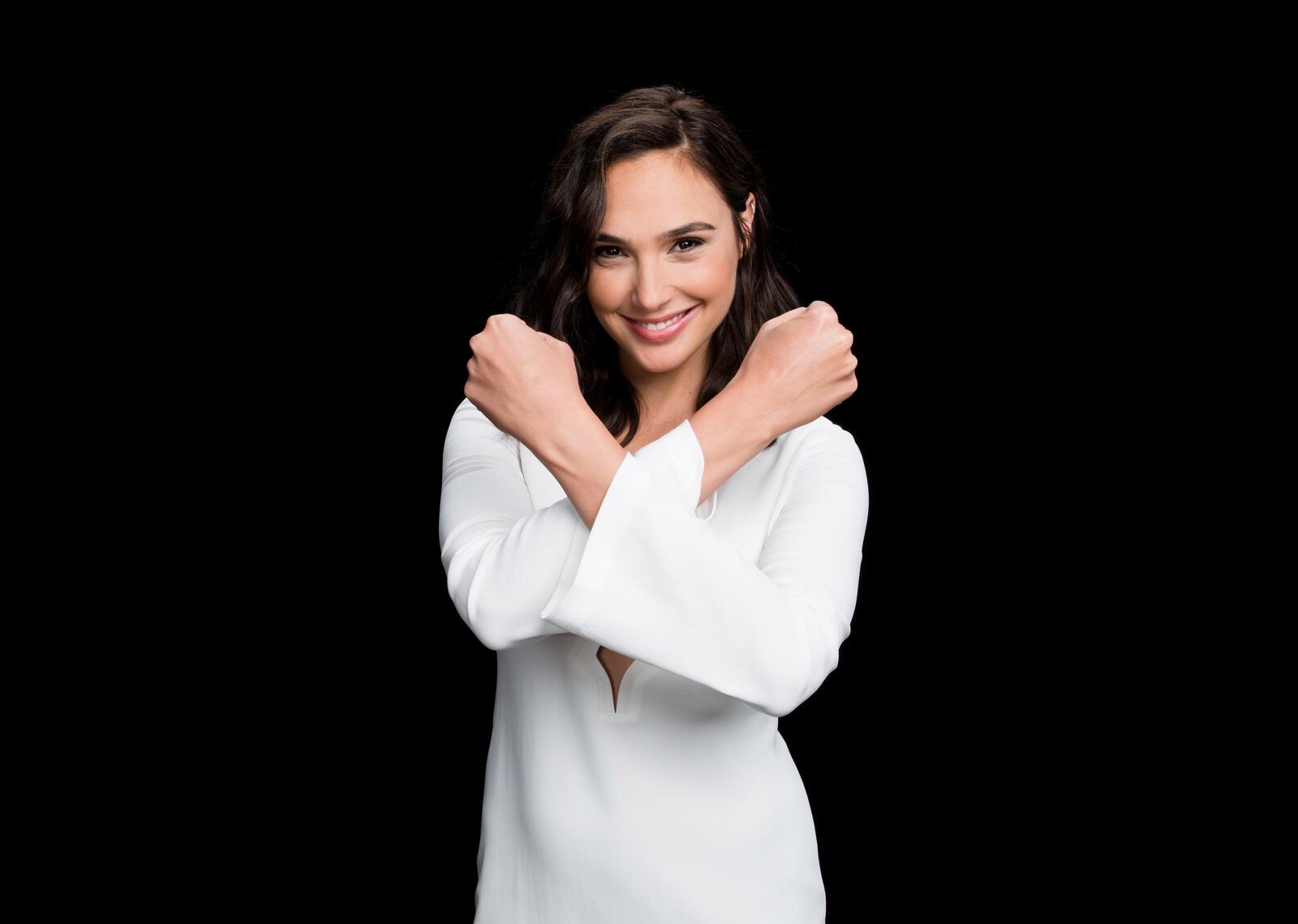 Free photo Dark-haired Gal Gadot in a white dress