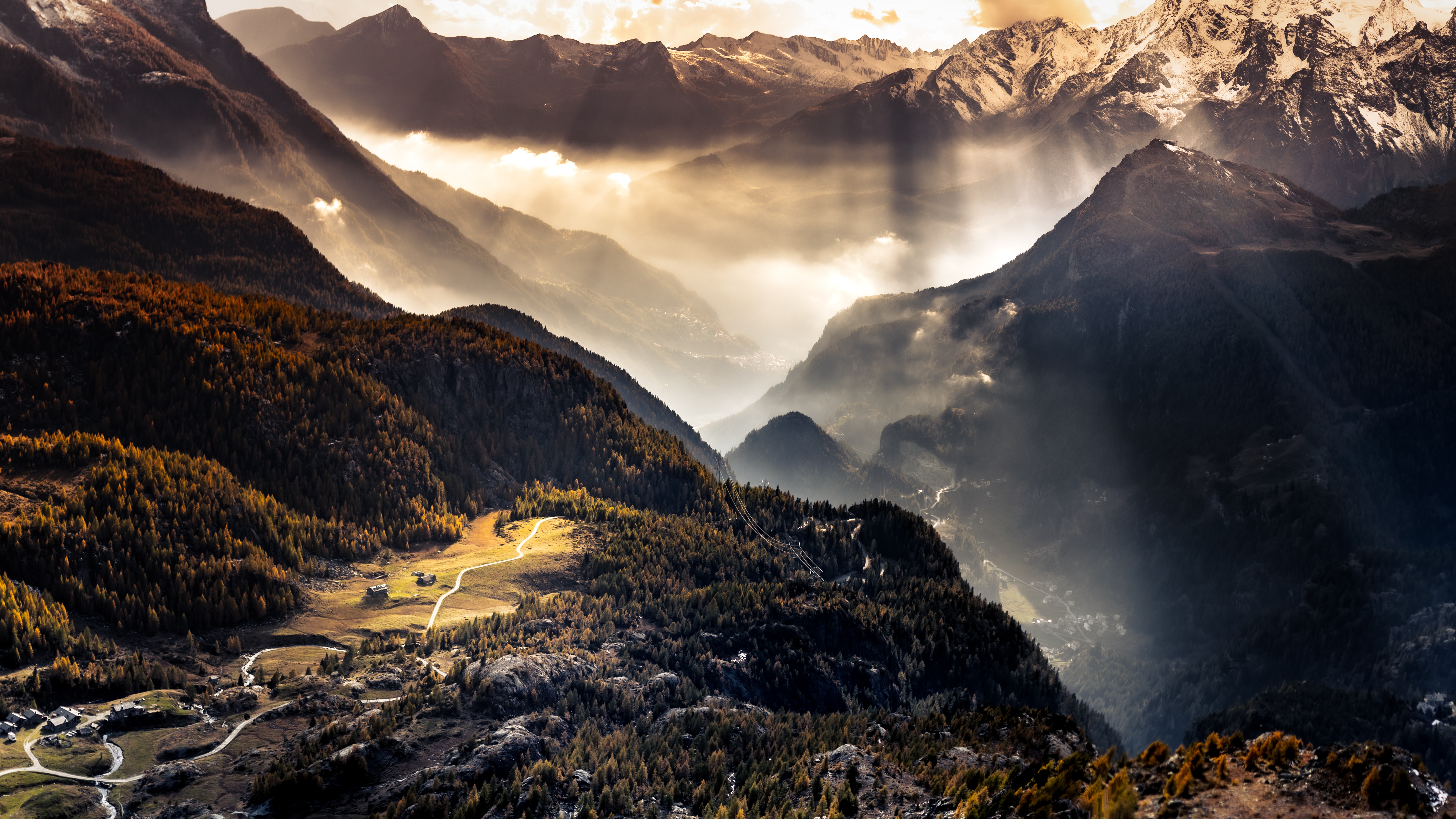 Бесплатное фото Красивые горный пейзаж с солнечными лучами