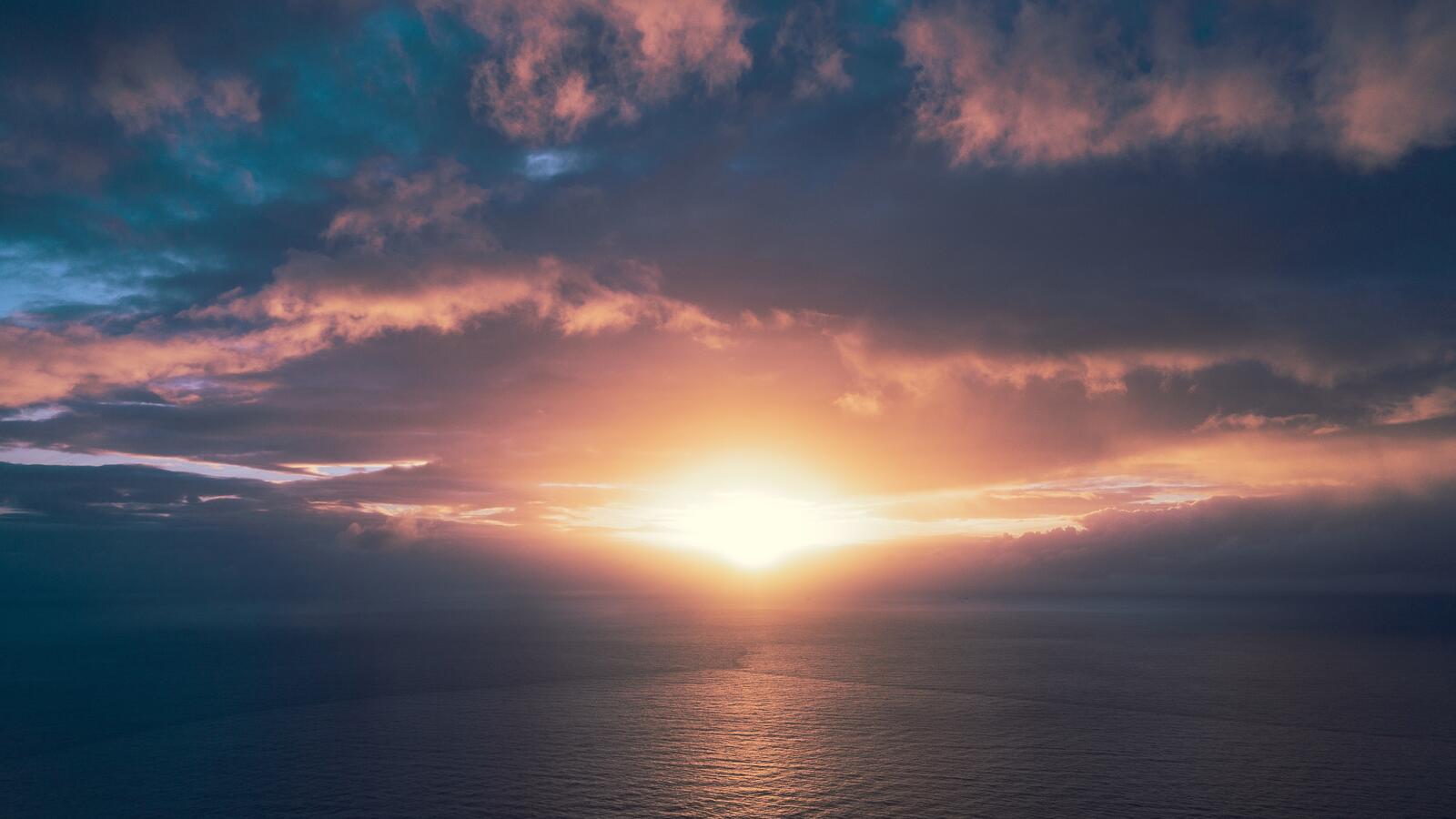 Бесплатное фото Солнечный свет в облаках над морем