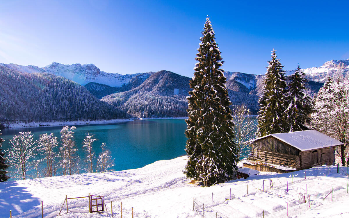 Картинка с зимним озером Саурис в Италии