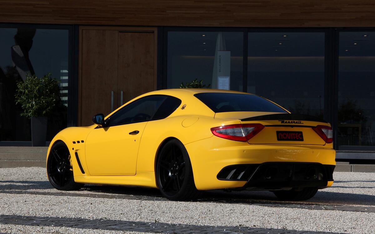 Maserati Gran Turismo MC Stradale желтого цвета