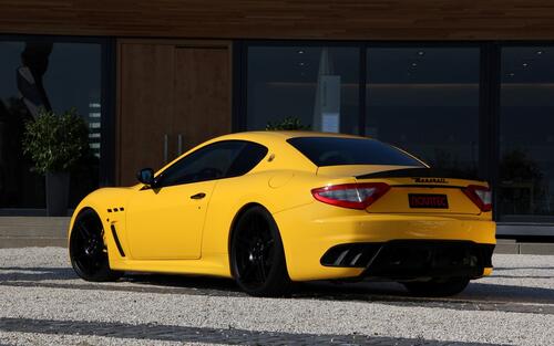 Maserati Gran Turismo MC Stradale желтого цвета