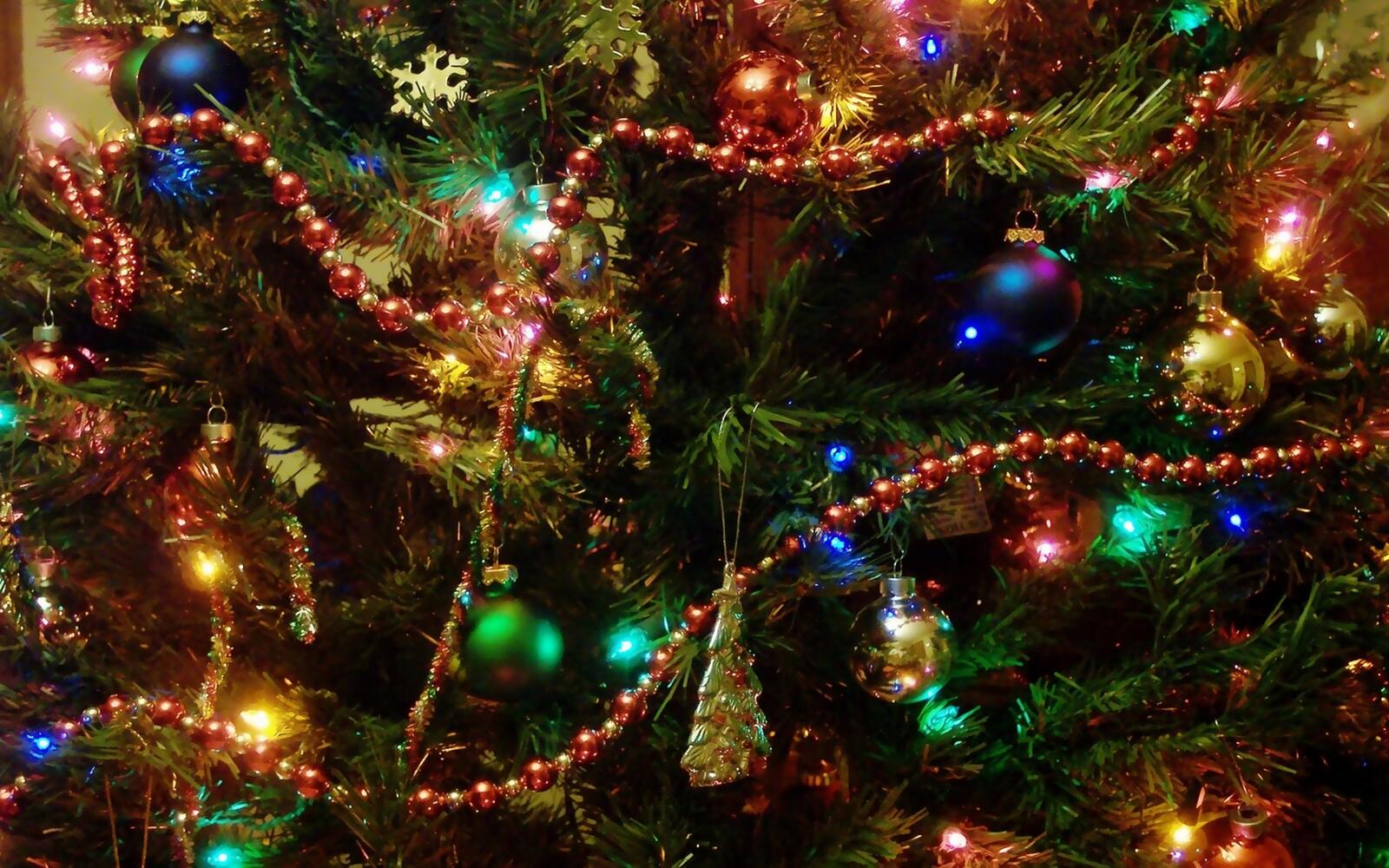 Бесплатное фото Светящаяся гирлянда на новогодней елке