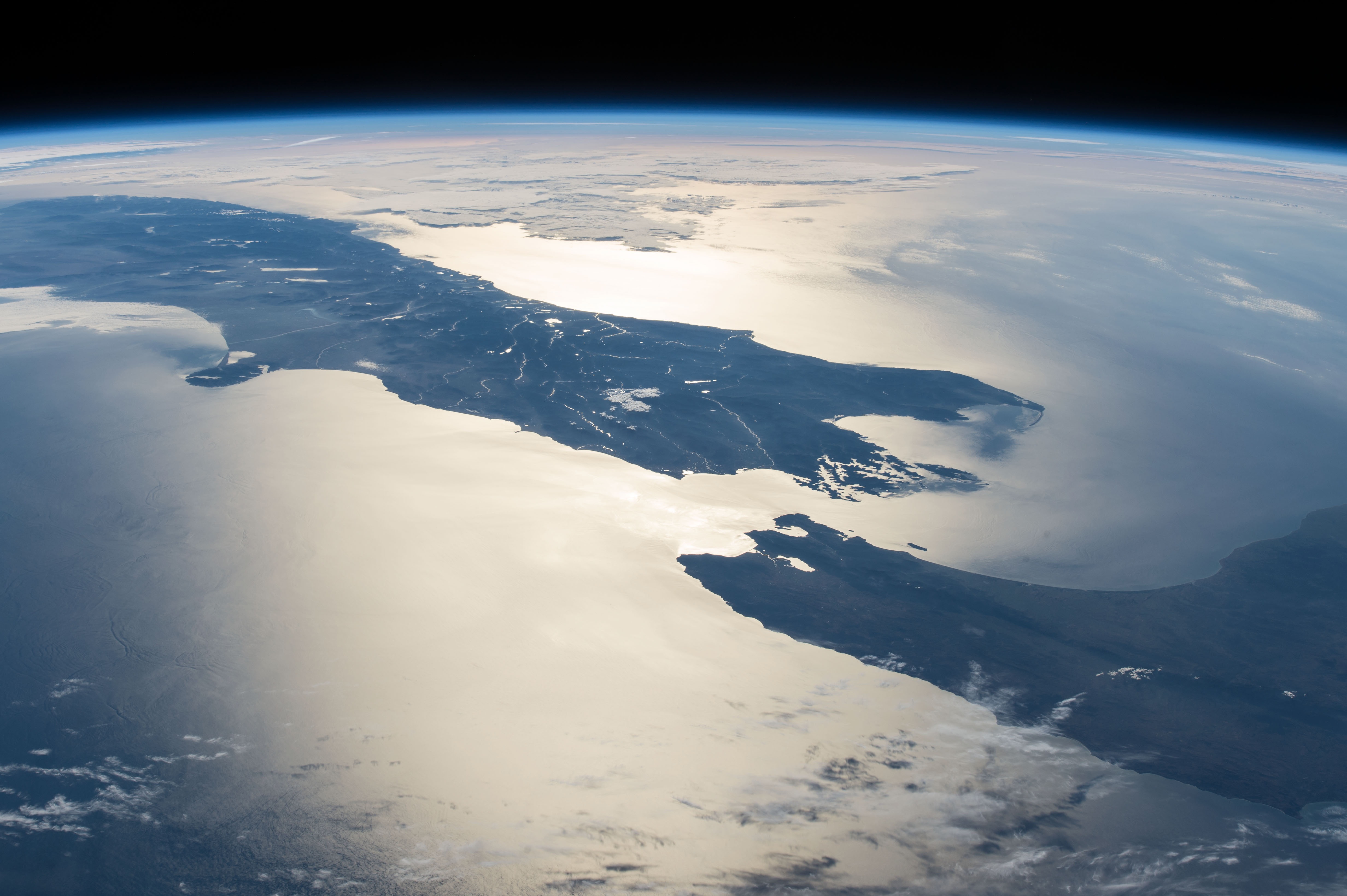 Бесплатное фото Земля, вид с орбиты космоса