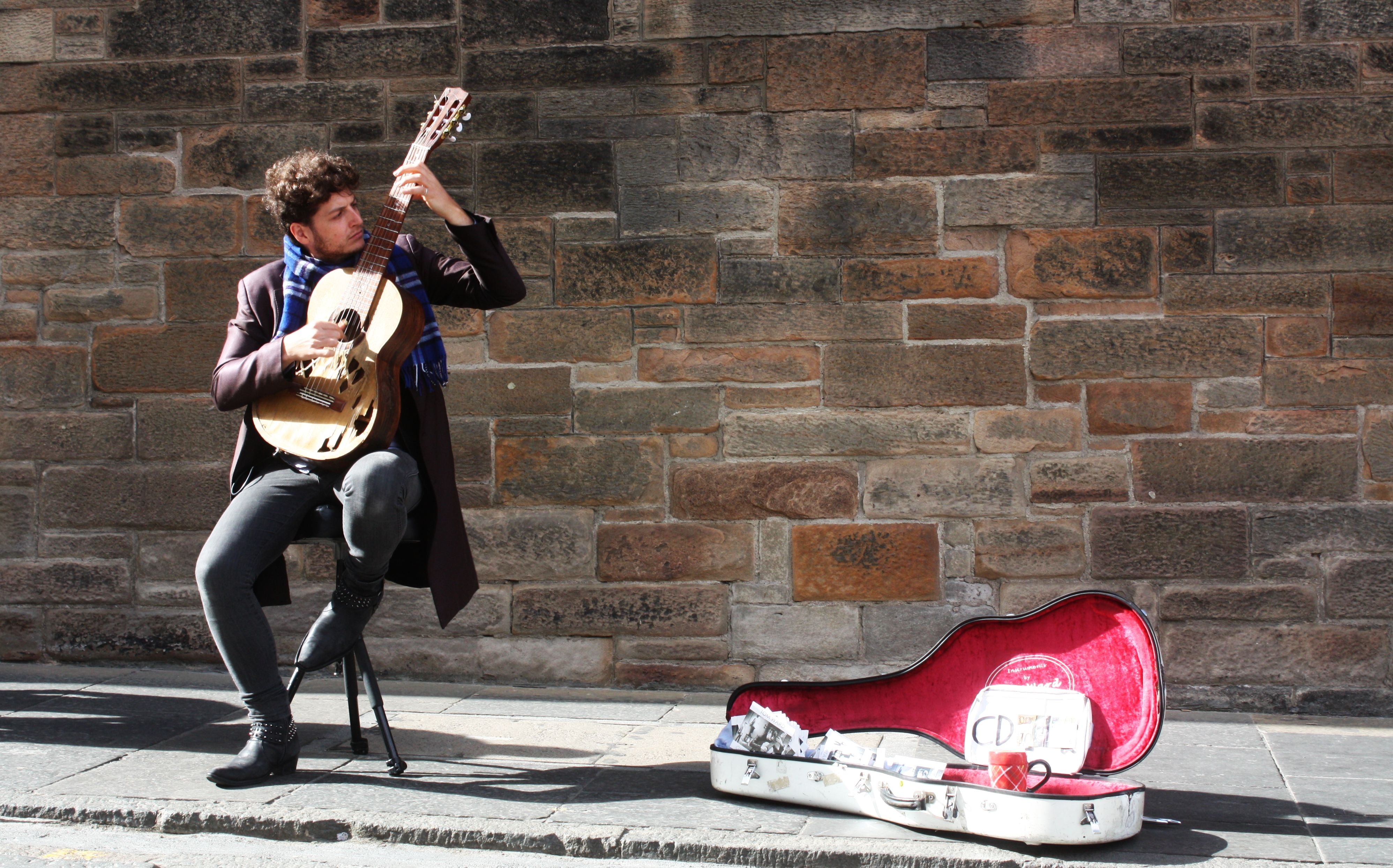 Обои человек, музыка, гитара, обувь, Эдинбург, уличный музыкант, бесплатные изображения - бесплатные картинки на Fonwall