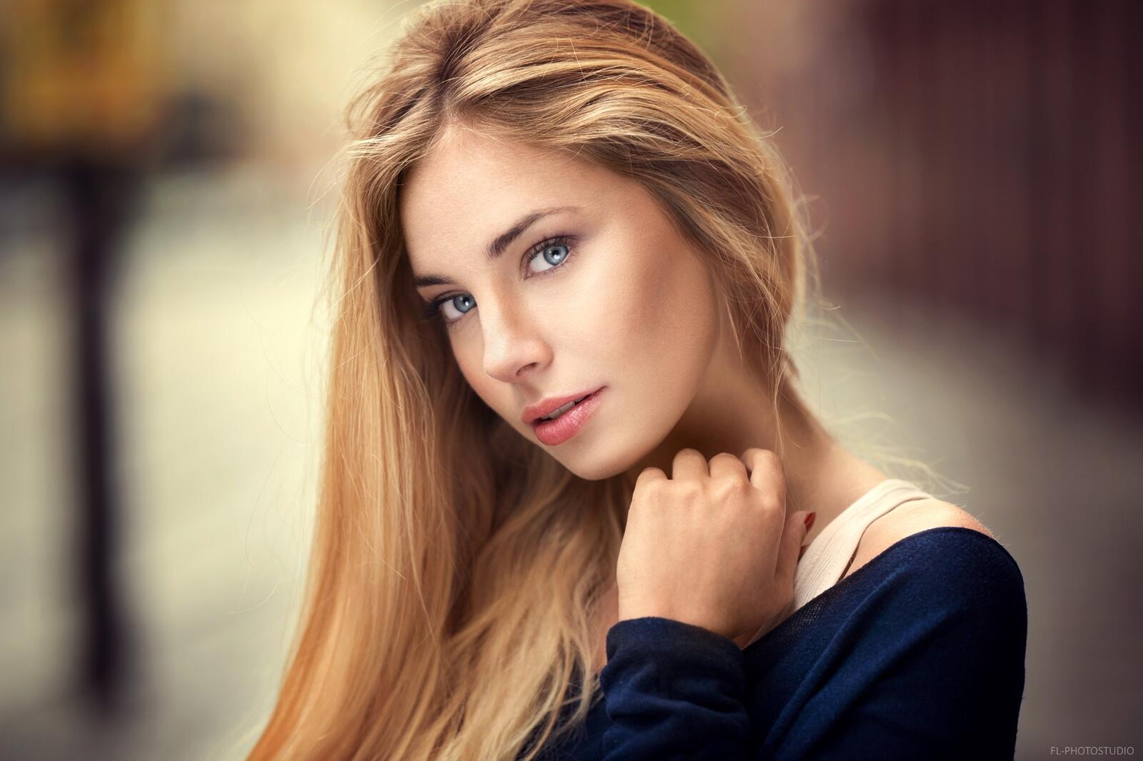 Free photo Portrait of a gray-eyed, blonde-haired girl.