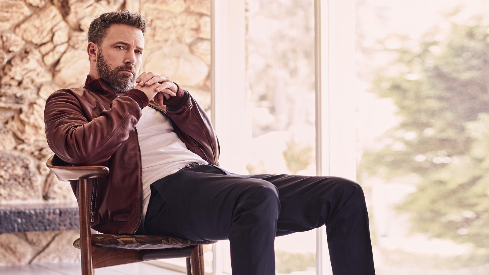Free photo Ben Affleck in a chair wearing a brown leather jacket