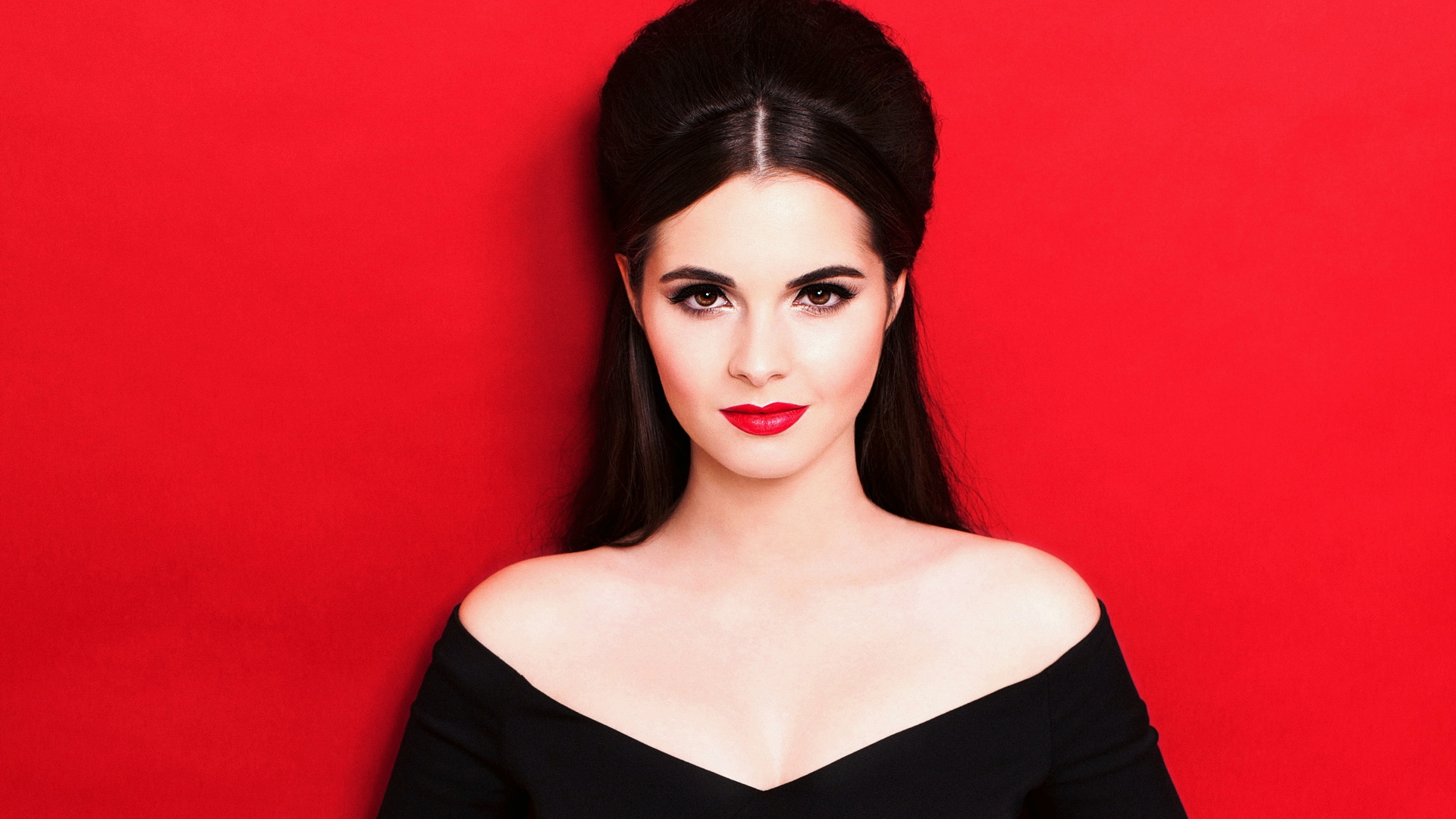 Free photo Portrait of dark-haired Vanessa Marano on a red background