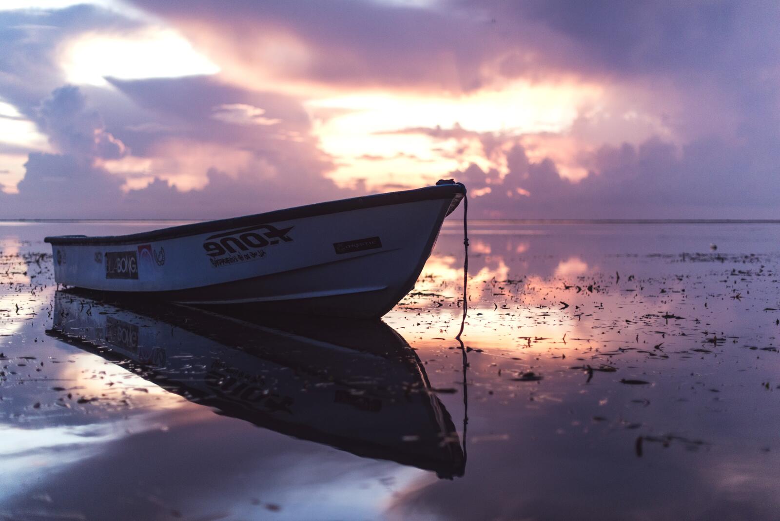 Бесплатное фото Деревянная лодка на фоне заката
