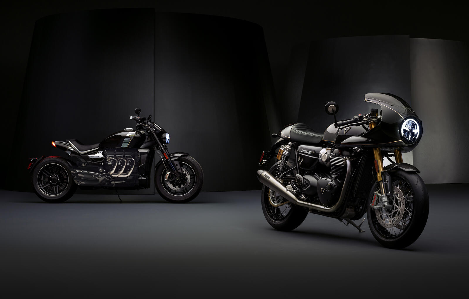 Free photo Two black motorcycles in a dark garage