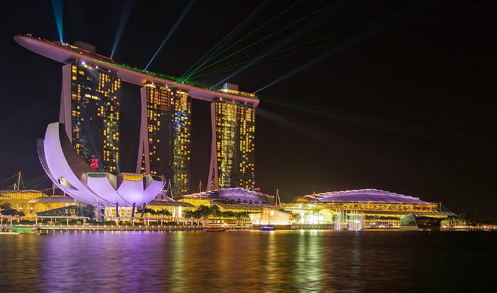 Бесплатное фото Лазерное шоу на крыше дома в Сингапуре