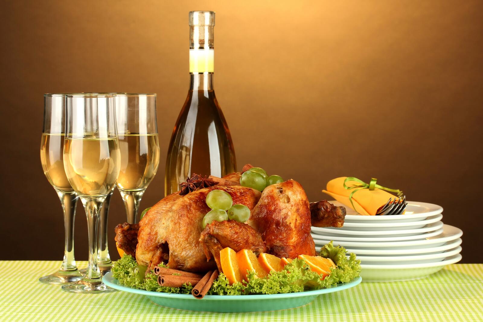 Free photo Baked chicken with champagne