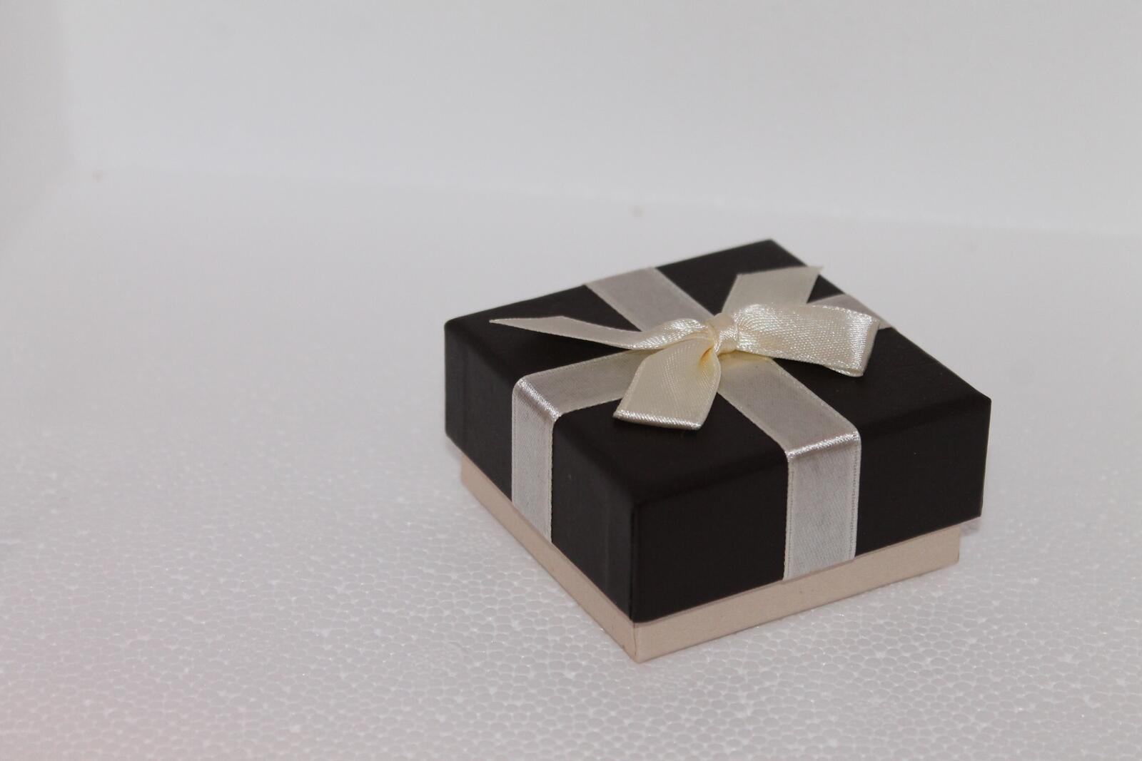 Free photo Black gift box with white bow