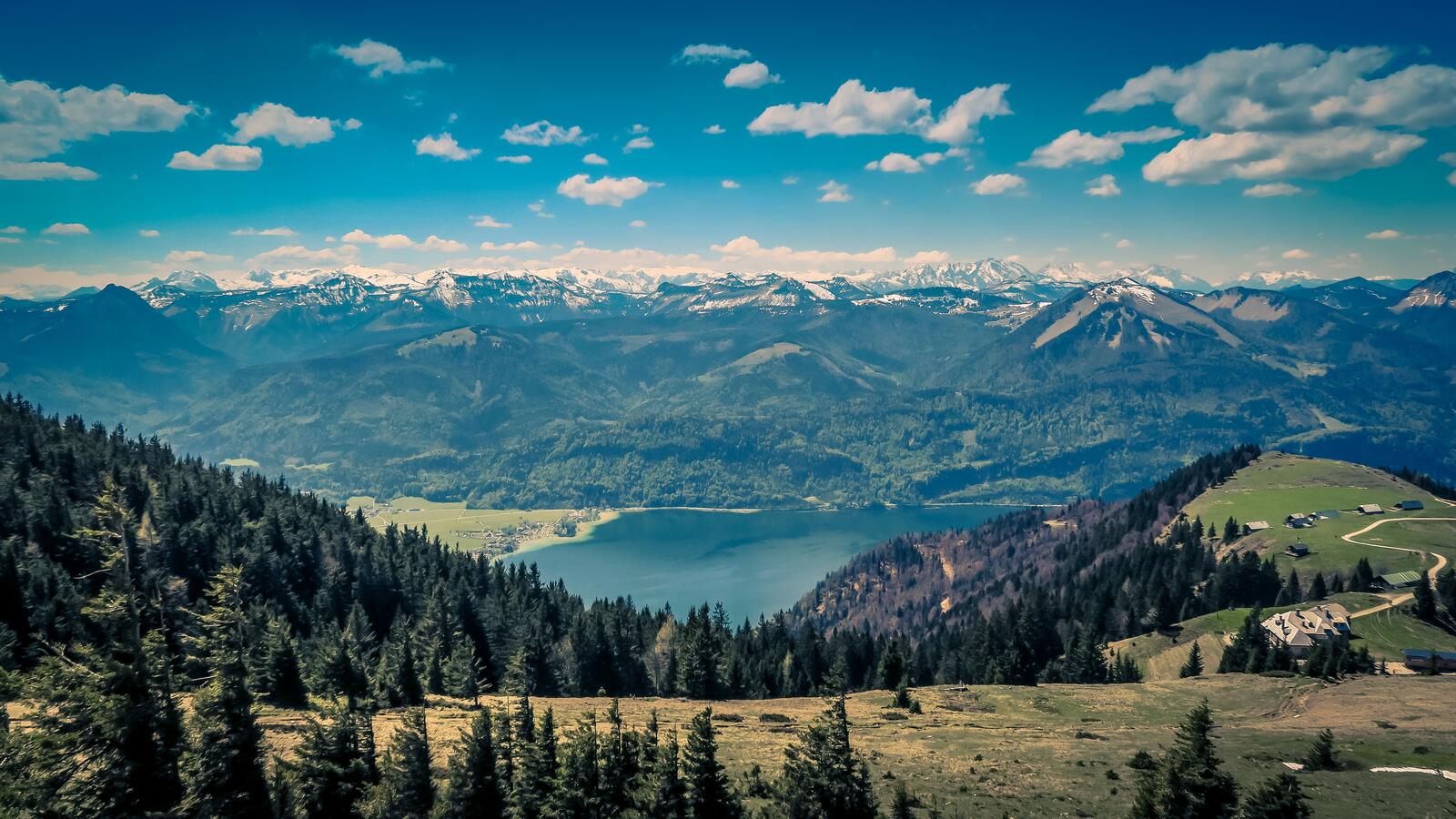 Бесплатное фото Озеро расположенное в центре горной местности