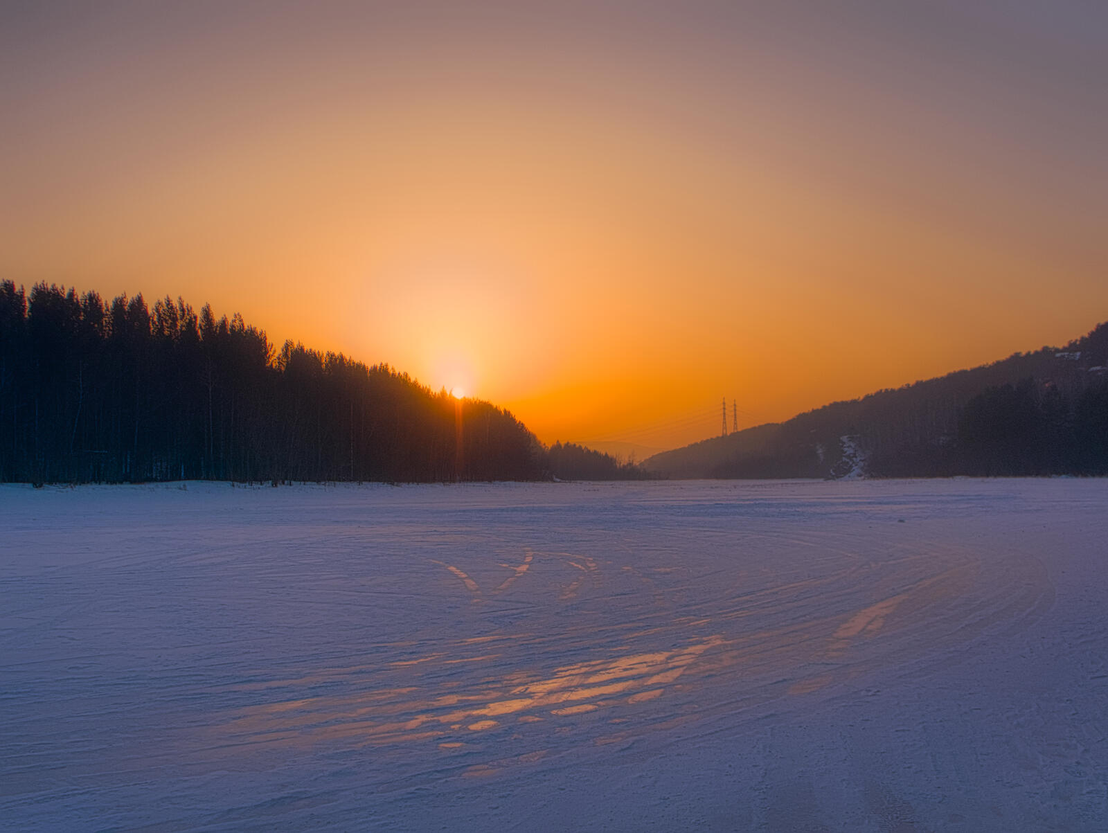 Free photo Sunset over the frozen river