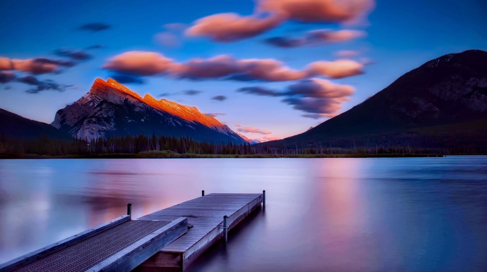 Бесплатное фото Вечерний пирс на спокойном озере