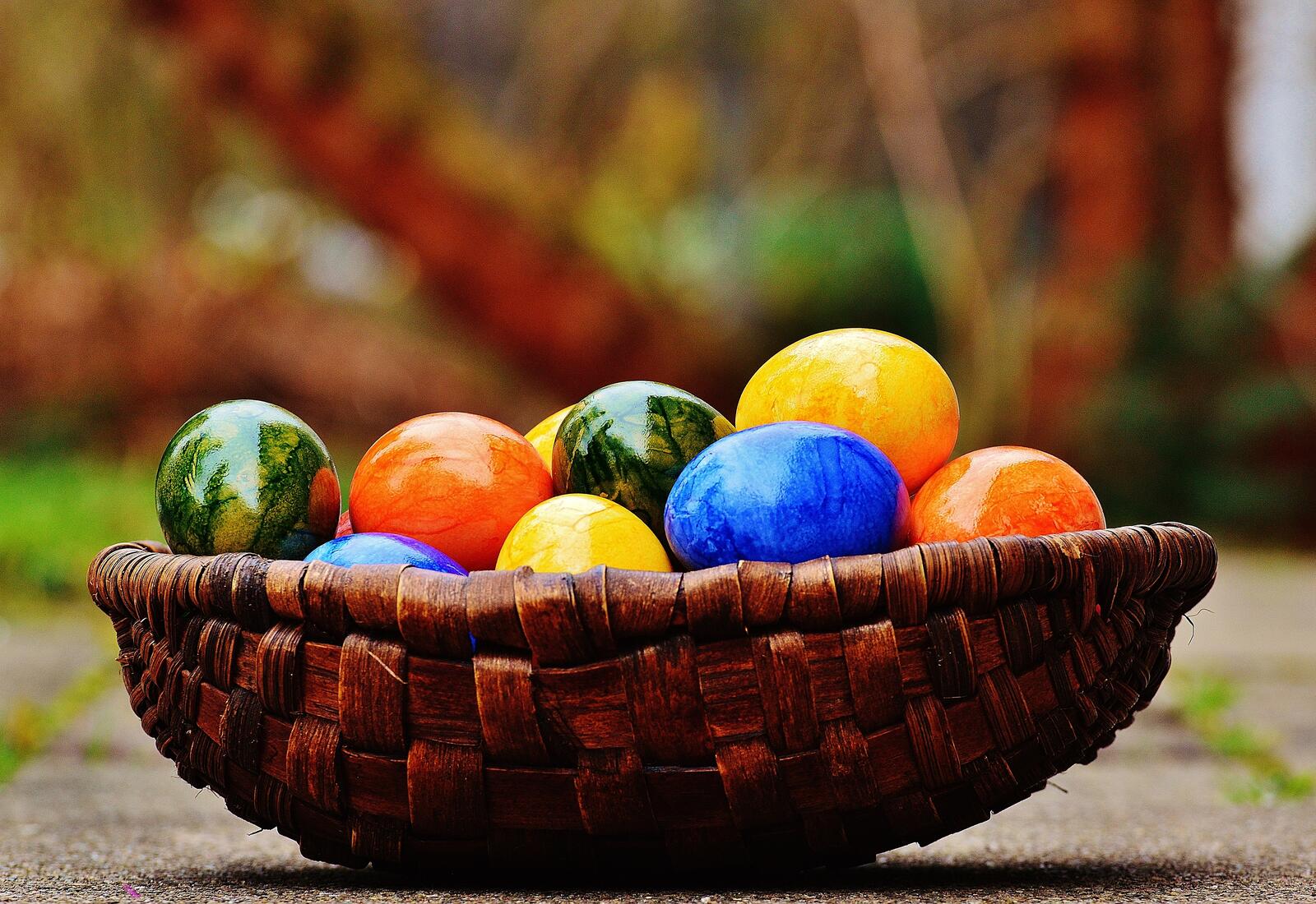 Free photo A basket of colored eggs