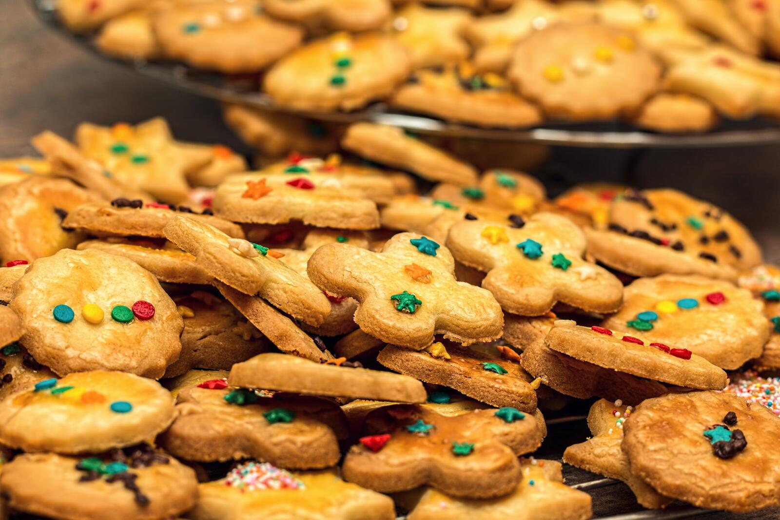 Бесплатное фото Вкусное печенье с цветными звездочками