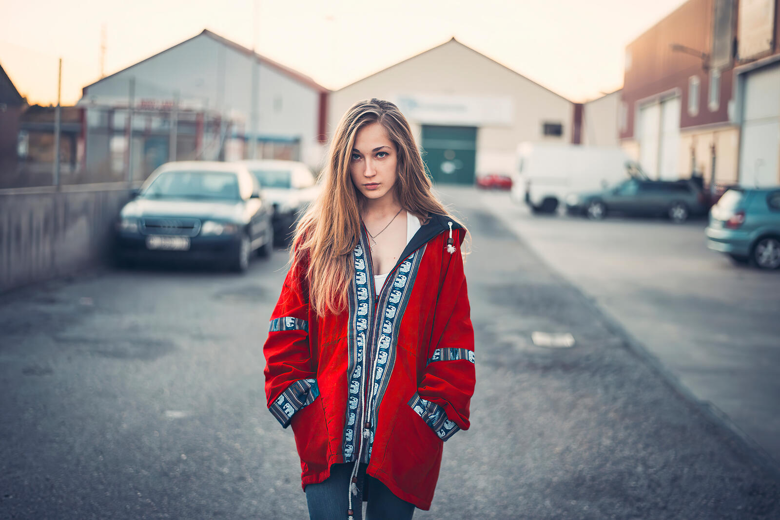 Бесплатное фото Девушка в красной куртке