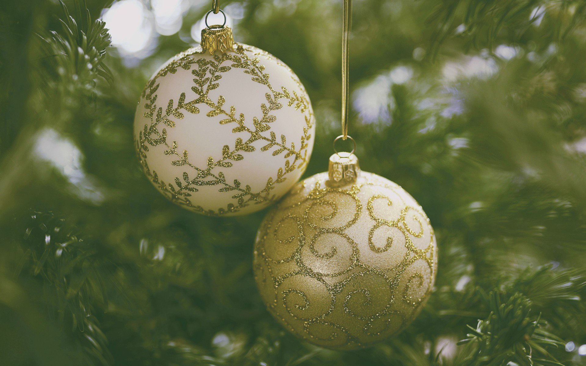 Белые рождественские шарики на елке