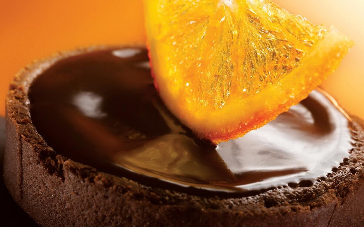 Шоколадное пирожное украшенное апельсинкой
