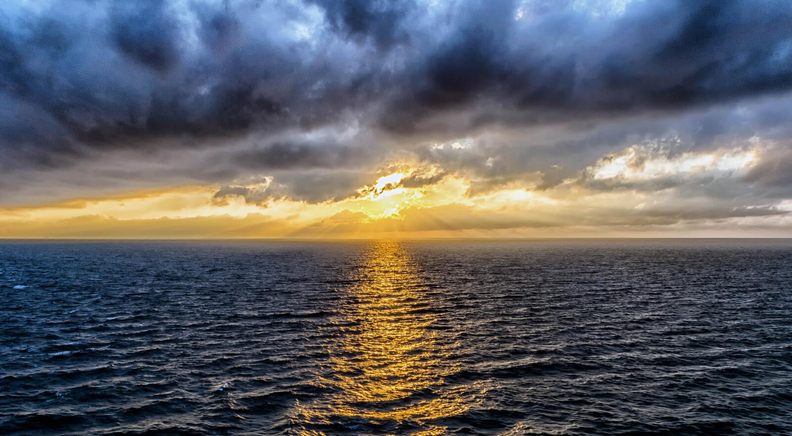 Бесплатное фото Ранний закат над океаном