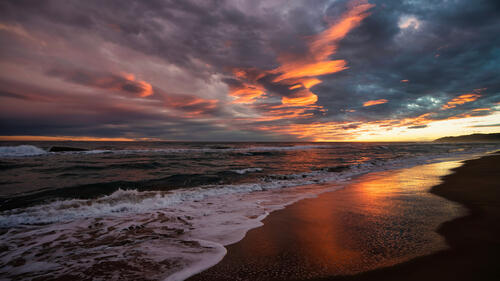 Красивый морской пейзаж на закате вид с песчаного берега