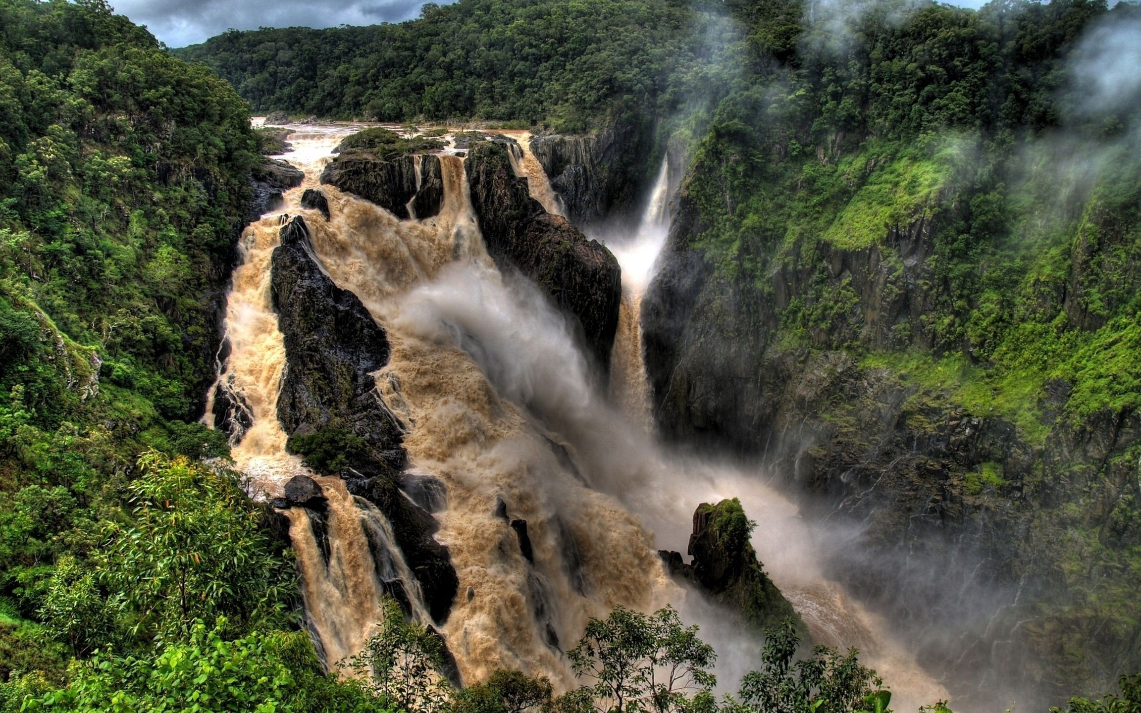 Бесплатное фото Огромный водопад в лесном массиве