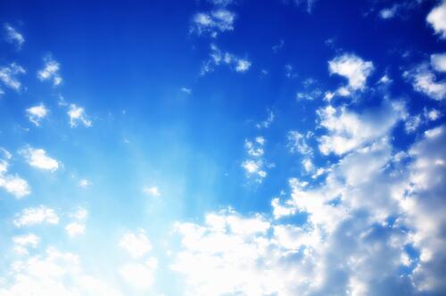 Красивое синее небо с облаками