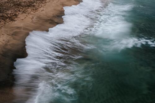 Красивые волны разбиваются о берег моря